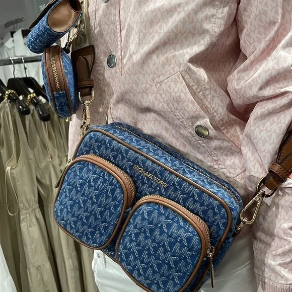 Michael Kors Denim 💙Jet set travel pocket
crossbody tech pouches AirPods case - Picture 5 of 11